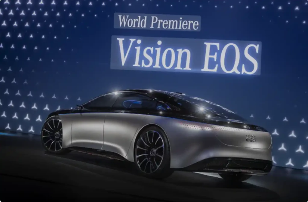 무대 위에서 공개된 은색 벤츠 비전 EQS 컨셉카의 후면부. 매끄럽고 미래지향적인 디자인이 돋보입니다.