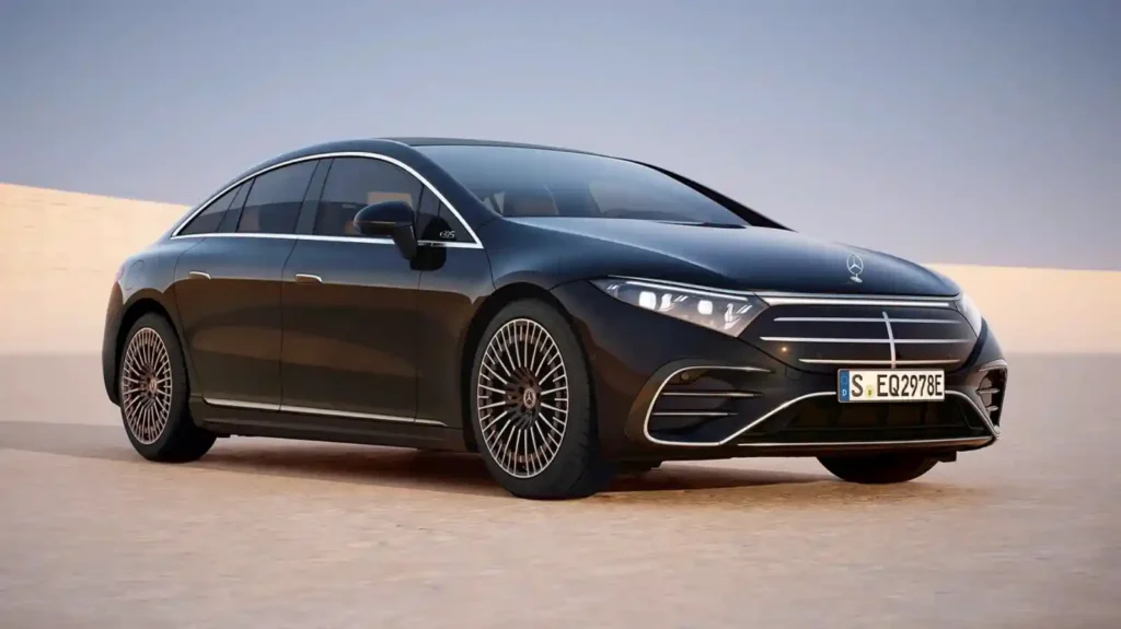 황량한 사막 위에서 포즈를 취하고 있는 검은색 벤츠 EQS. 매끄럽고 우아한 유선형의 디자인이 돋보입니다.