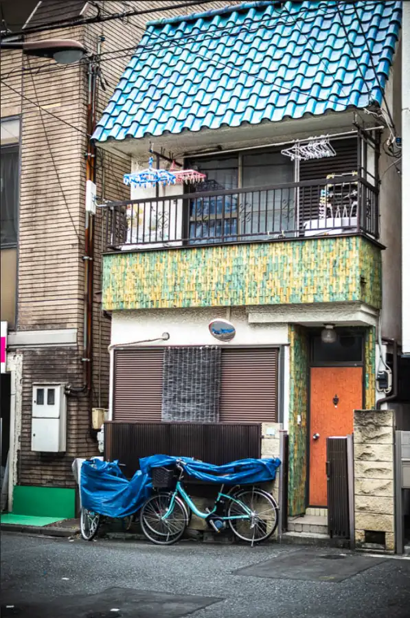 오츠카 일본식 주택가 골목길에서 리코 GR2로 촬영한 자전거와 좁은 가정주택들의 모습