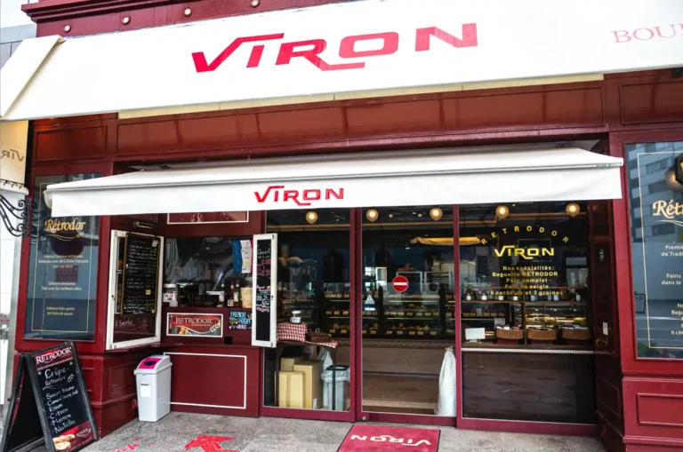 도쿄 시부야의 정통 프렌치 베이커리 카페, 브랏스리 비론(VIRON)의 외관. 빨간색 차양과 통창이 눈길을 끈다.