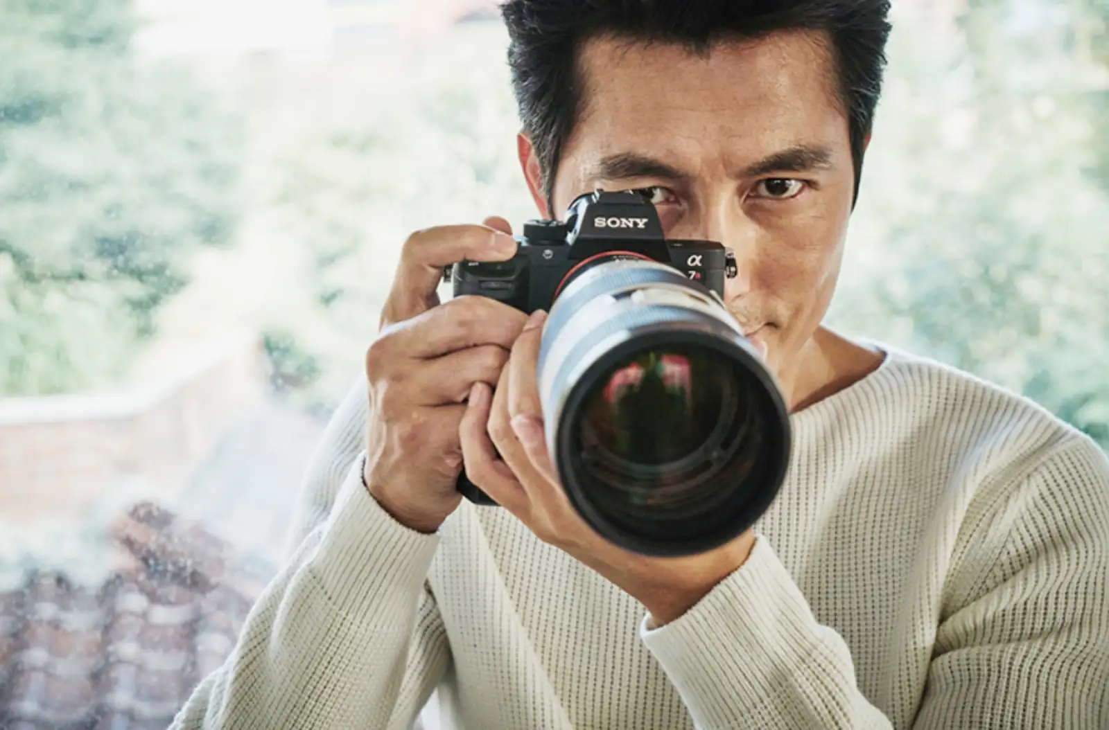 소니 미러리스 카메라로 촬영 중인 모습 - 2025년 소니 카메라 신제품 라인업 전망