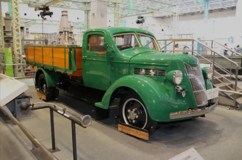 1936년에 출시된 토요타 G1형 트럭의 녹색 실물 사진