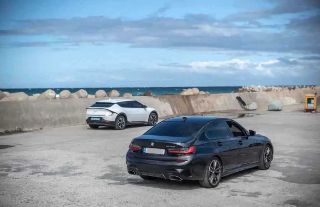 TACO의 BMW M340i 실제 소유 차량, 바다를 배경으로 촬영한 블랙 사파이어 M340i 리어뷰