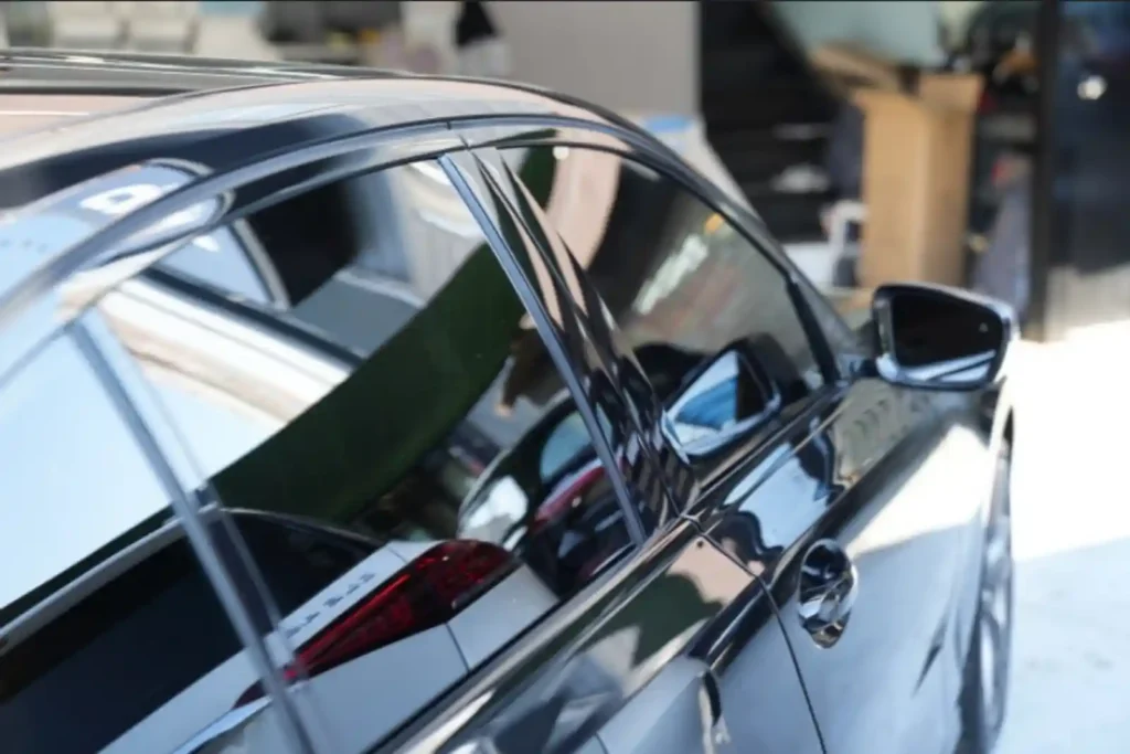 하버캠프 틴팅 시공 완료된 BMW M340i 측면 모습, 어두운 틴팅과 블랙 외장의 세련된 조화
