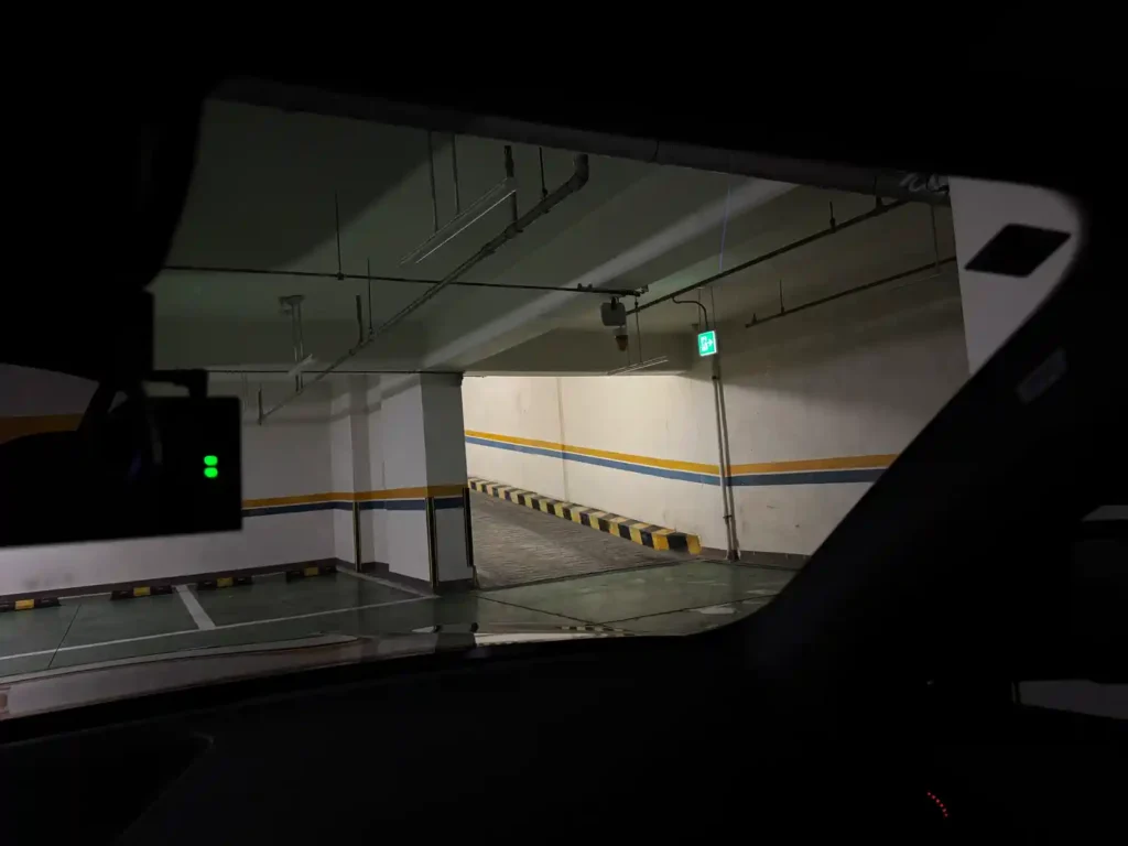 3년 사용 후 BMW M340i 지하주차장에서 틴팅된 창문을 통해 본 선명한 시야, 장기 내구성과 시인성 유지 상태