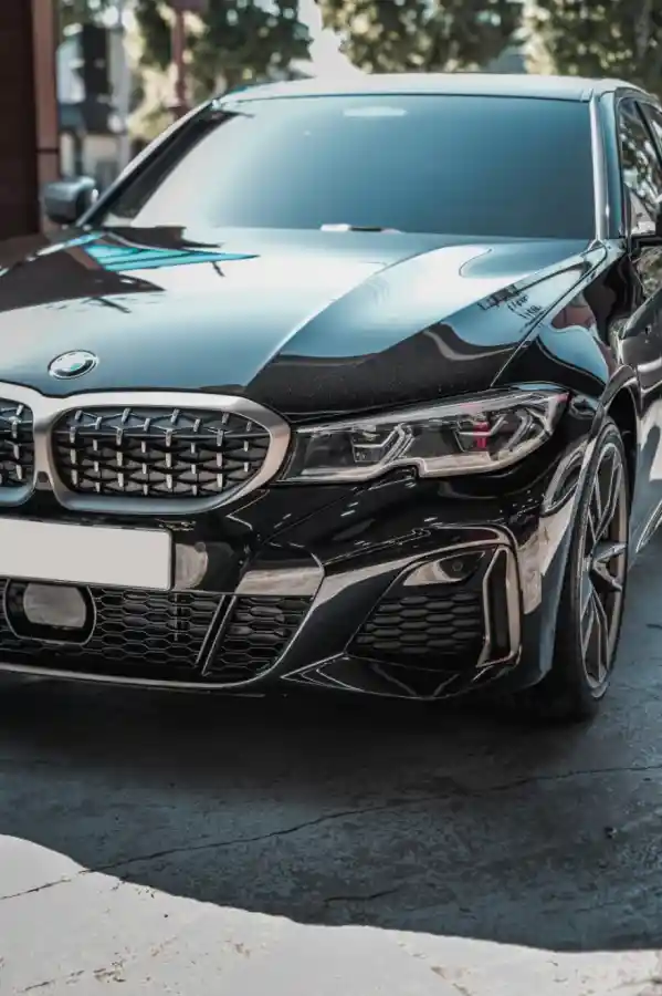 3년 사용 후 햇빛 아래 BMW M340i 전면 모습, 하버캠프 틴팅과 헤드라이트 PPF가 완벽한 컨디션으로 유지된 상태