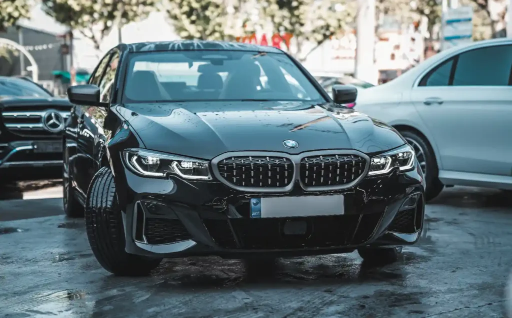 틴팅 시공을 위해 전문샵으로 들어서는 BMW M340i 정면 모습, M스포츠 키드니 그릴과 헤드라이트가 선명하게 보임