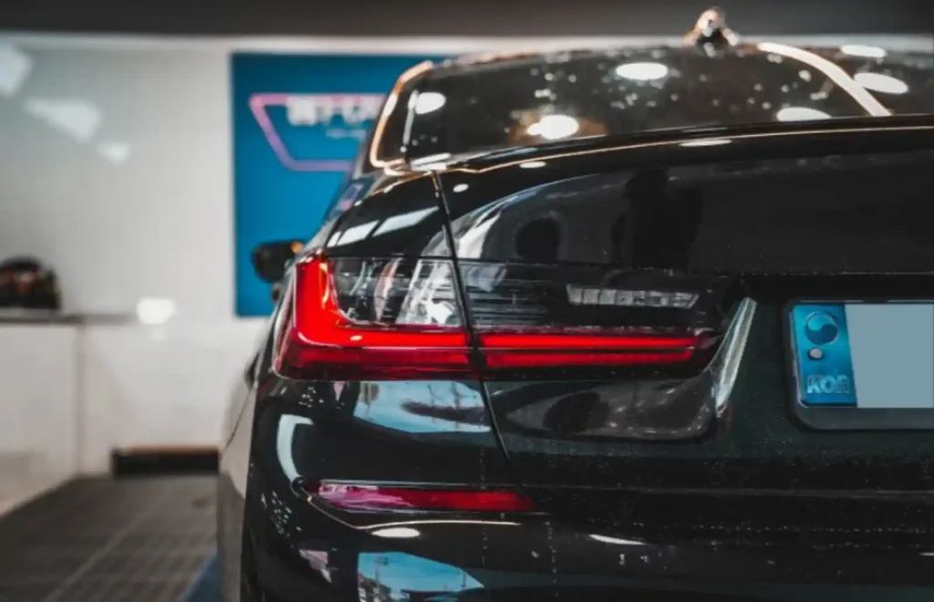 하버캠프 시공장에서의 BMW M340i 후면 모습, 시공 전 차량 본연의 테일라이트와 트렁크 디자인이 선명하게 보임