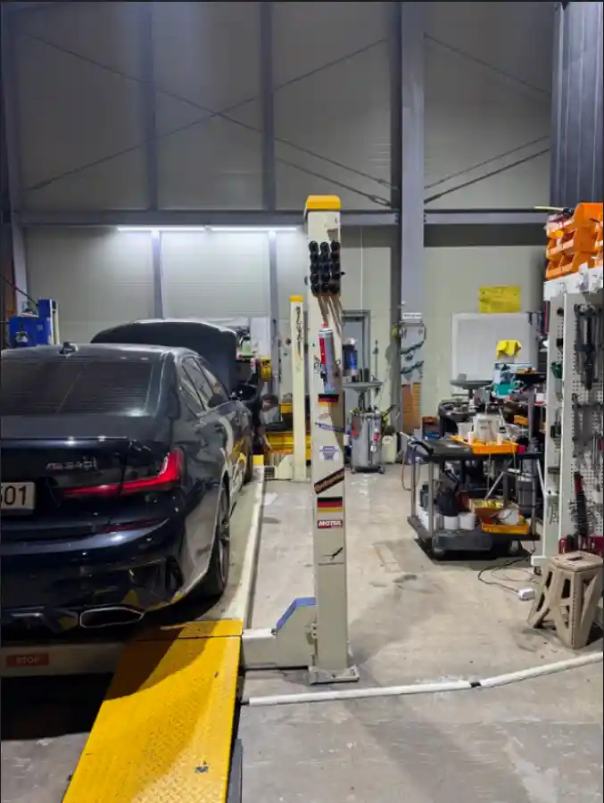 대전 씨랩에서 BMW M340i 엔진오일 교환 작업, 리프트에 올라간 차량