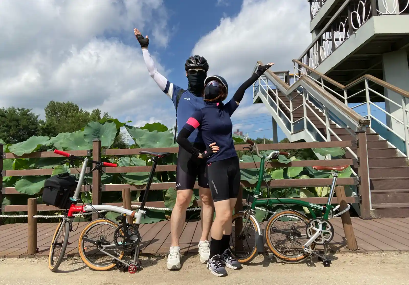 대구 안심 연꽃단지 전망대 앞에서 브롬톤 두 대와 부부가 나란히 포즈를 취하고 있다.