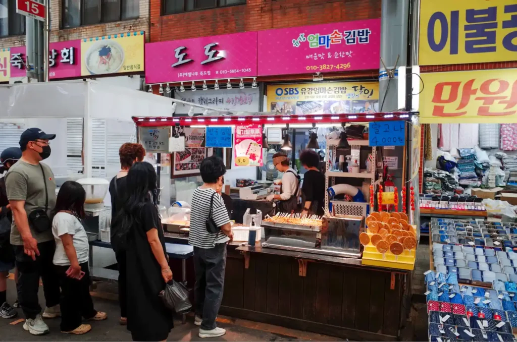 죽도시장 생활의 달인 출연 김밥집에서 손님들이 줄을 서서 김밥을 구매하는 모습