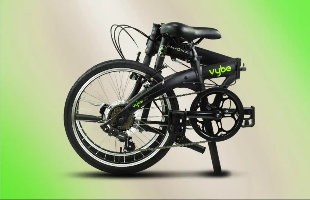 다혼(Dahon) 폴딩자전거 Vybe 모델이 완전히 접힌 상태. 수평 경첩 폴딩의 실용적인 휴대성을 보여줌.