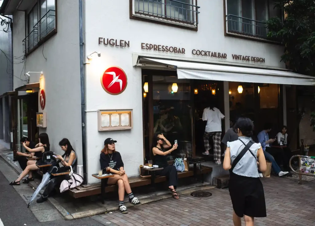 푸글렌 도쿄 시부야점 외관, 빨간 갈매기 로고와 야외 벤치의 손님들