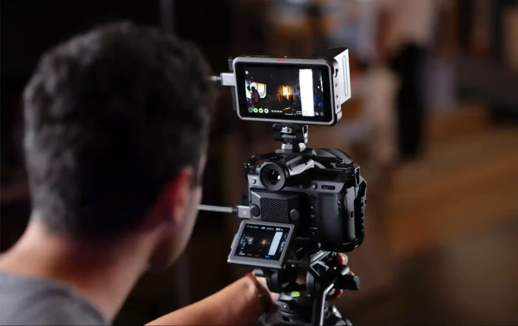 후지필름 GFX 100 II에 외부 모니터를 연결하여 영상 촬영하는 모습, 8K 동영상 및 ProRes RAW 기능을 강조하는 이미지