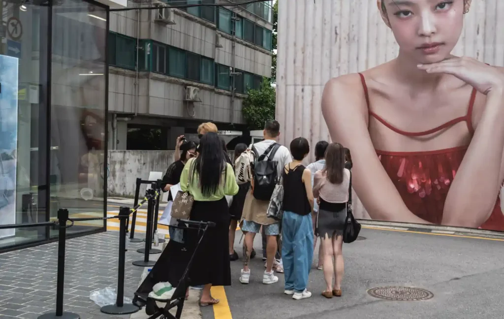 가로수길 거리 풍경, 광고판 앞을 지나는 사람들, 레인지파인더 스트리트 포토그래피