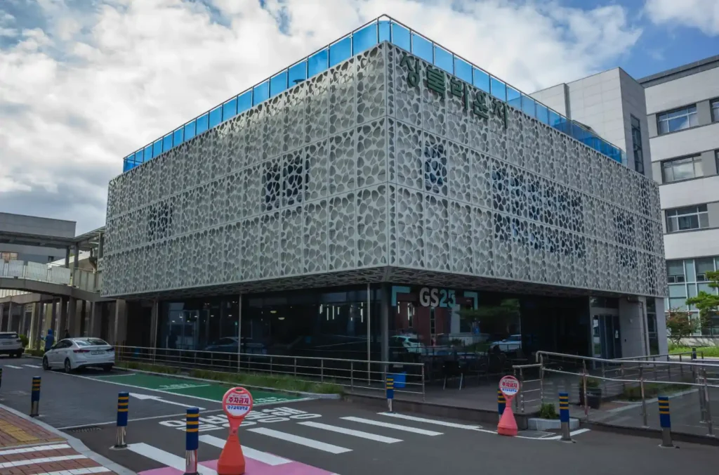 독특한 패턴의 외벽이 특징인 대구교육대학교의 현대적인 건물 상록라운지의 모습, 1층에는 GS25 편의점이 있다.