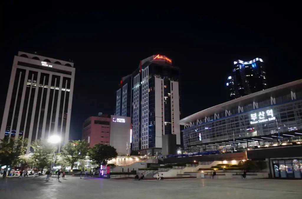 부산역 광장 야경, 브롬톤 부산여행 종착지인 부산역 주변 현대적 건물들