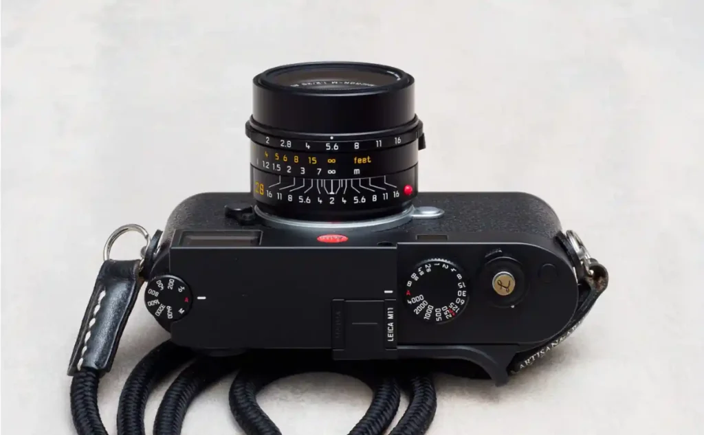 라이카 M11 바디에 장착된 Summicron-M 28mm f/2 ASPH 렌즈를 위에서 본 모습. 컴팩트한 크기와 M11-P 60MP 센서에 적합한 성능을 갖춘 광각 렌즈.