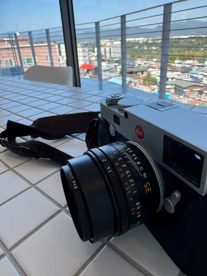 제가 사용 중인 Leica M10-R 실버 바디와 Summilux-M 35mm f/1.4 ASPH II 렌즈. 60MP M11-P 업그레이드를 하게 되더라도 계속 사용할 생각인 밝은 조리개 35mm 렌즈.