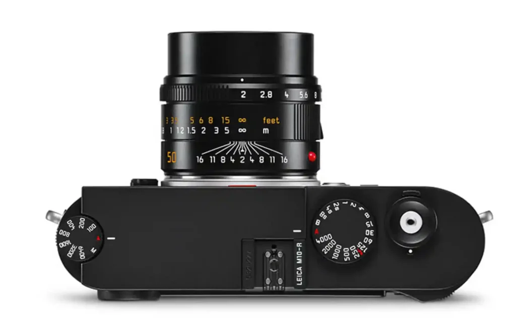 TACO의 Leica M10-R에 장착된 APO-Summicron-M 50mm f/2 ASPH 렌즈 상단 모습. M11-P 60MP 센서의 성능을 극한으로 끌어내는 광학적 완벽함을 갖춘 50mm 렌즈.