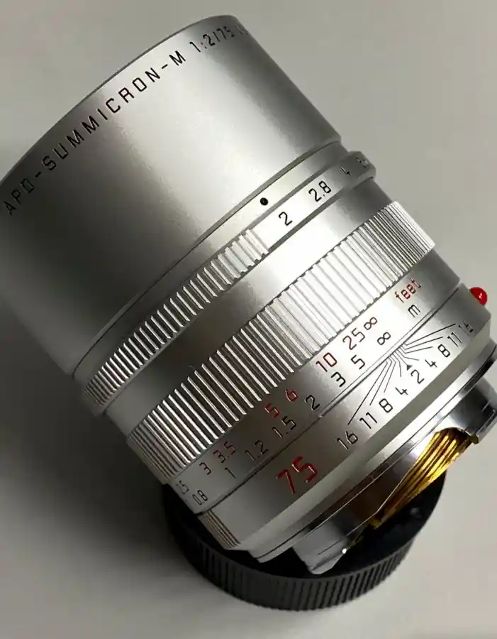 라이카 APO-Summicron-M 75mm f/2 ASPH 실버 렌즈. 510g의 휴대 가능한 망원 렌즈로, M11-P의 60MP 센서를 활용한 전문적인 포트레이트 촬영에 최적화된 APO 성능.