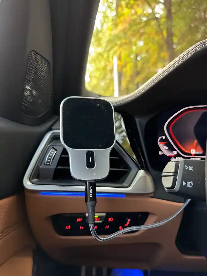 BMW M340i interior with Macple Maccrone wireless charging mount installed — owner review by TACO