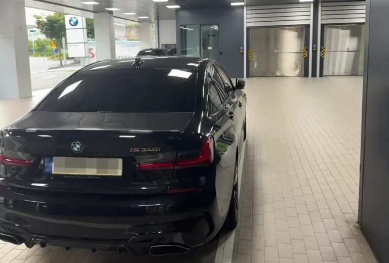 BMW M340i 엔진 경고등 수리 위해 대전 관평동 코오롱모터스 BMW 서비스센터 서비스 베이에 입고된 후면 모습