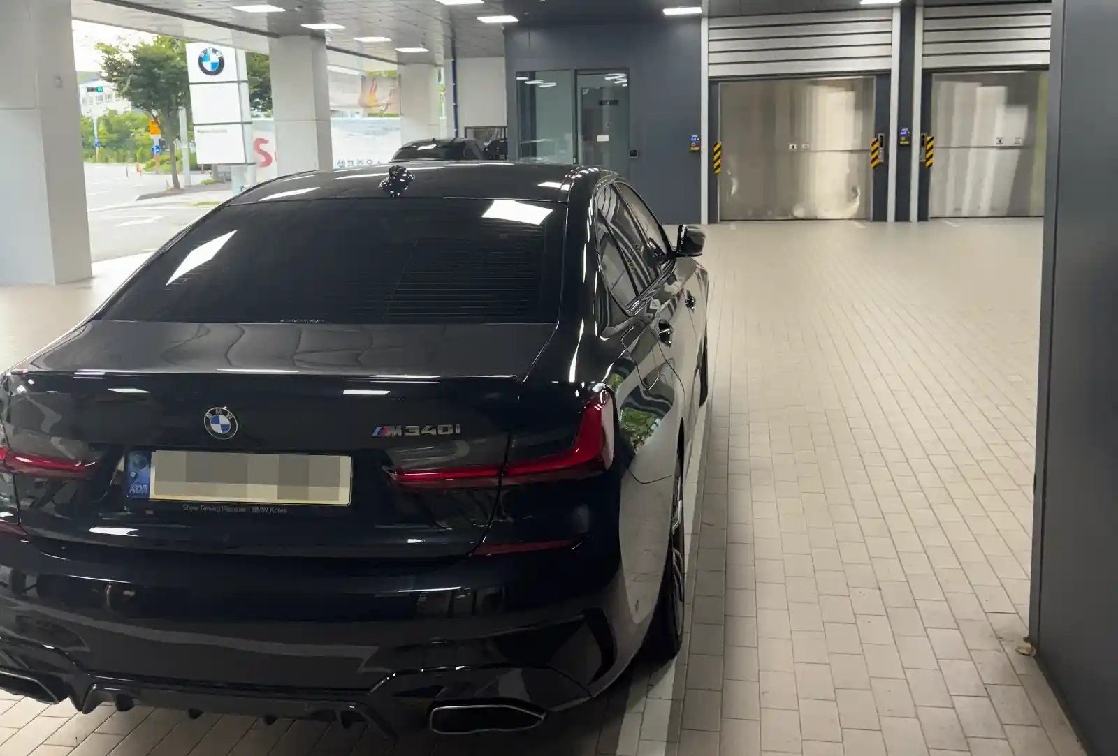 BMW M340i 엔진 경고등 수리 위해 대전 관평동 코오롱모터스 BMW 서비스센터 서비스 베이에 입고된 후면 모습
