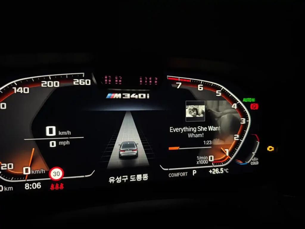 BMW M340i 디지털 계기판에 노란색 엔진 체크 경고등이 점등된 순간