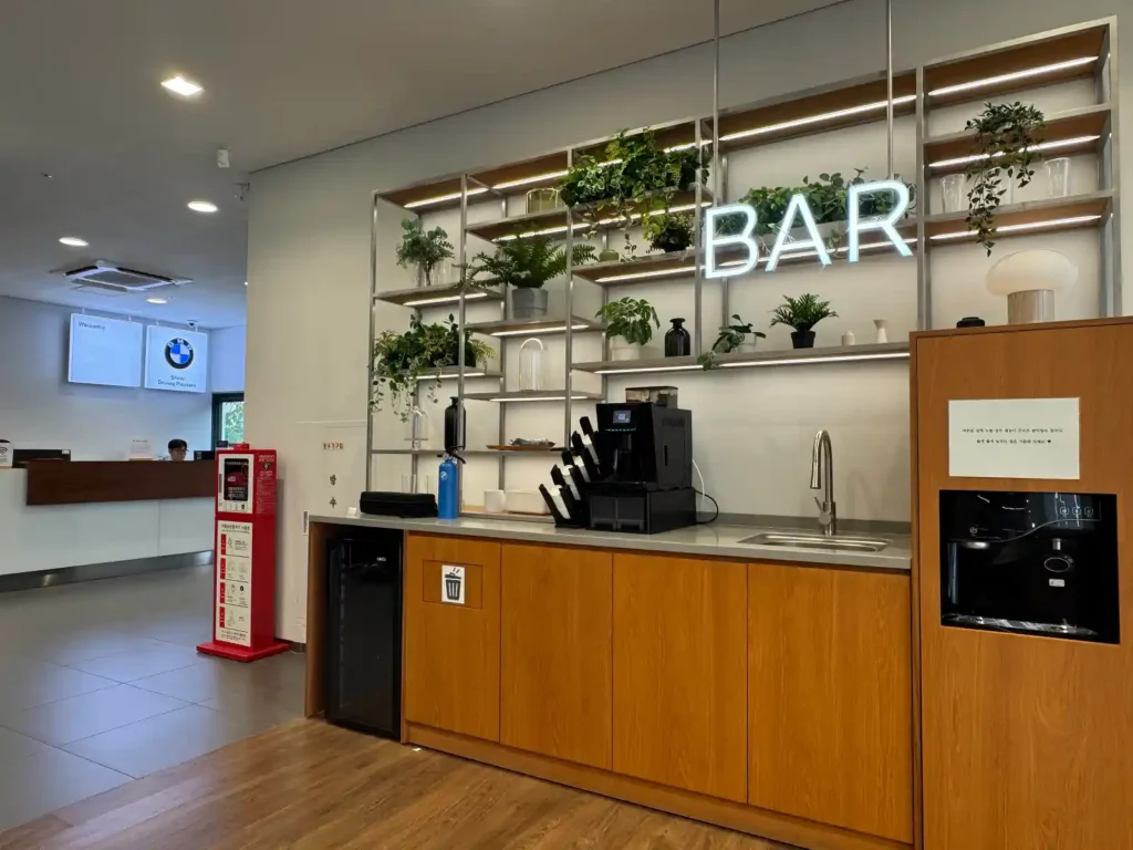 BMW 코오롱모터스 관평 서비스센터 고객 라운지 내 BAR 네온사인과 무료 커피바