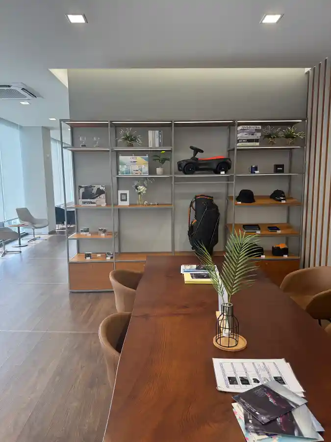 BMW 코오롱모터스 관평 서비스센터 고객 라운지, 우드톤 인테리어와 BMW 액세서리 및 브롬톤 자전거 모형 디스플레이