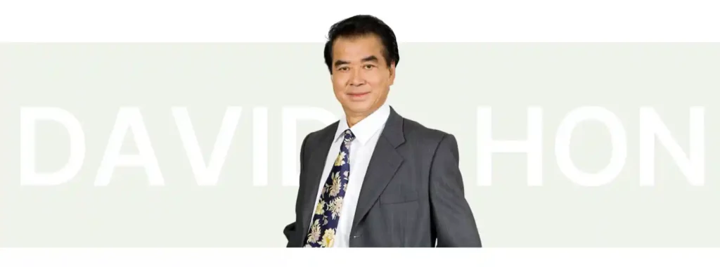 **다혼(DAHON)**의 창립자이자 접이식 자전거 혁명의 선구자인 데이비드 혼(David Hon) 박사의 공식 인물 사진. 그의 이름이 배경에 디자인되어 강조됨.