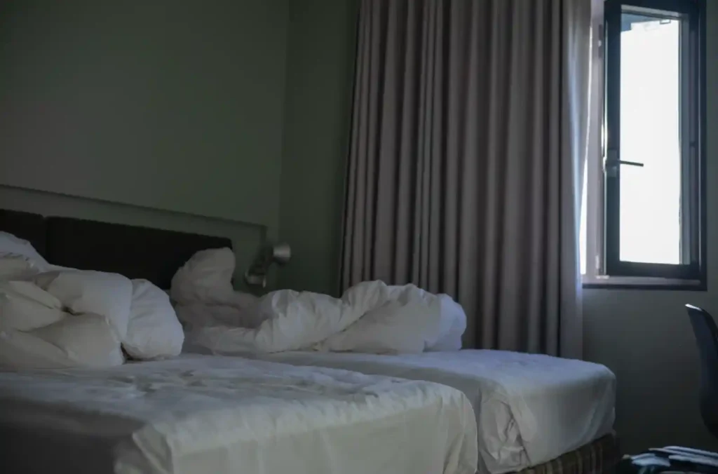 강화 에버리치 호텔 트윈베드 룸, M10-R 주미룩스로 담은 아침 햇살과 정리되지 않은 하얀 침대 이불의 흔적