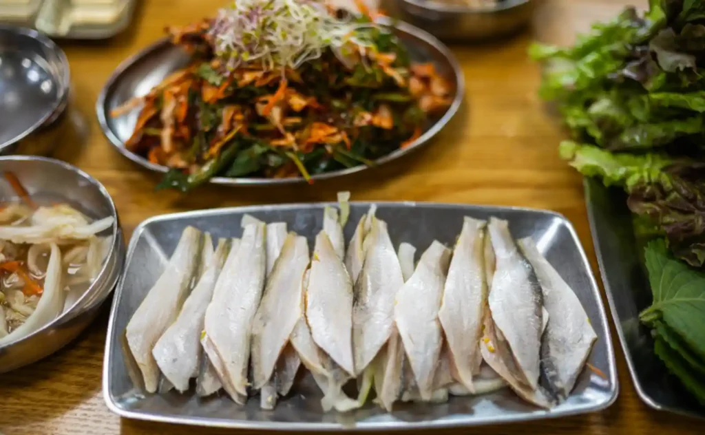 강화 풍물시장 밴댕이정식, 접시에 가지런히 담긴 밴댕이회와 접시 중앙에 놓인 밴댕이회무침 클로즈업