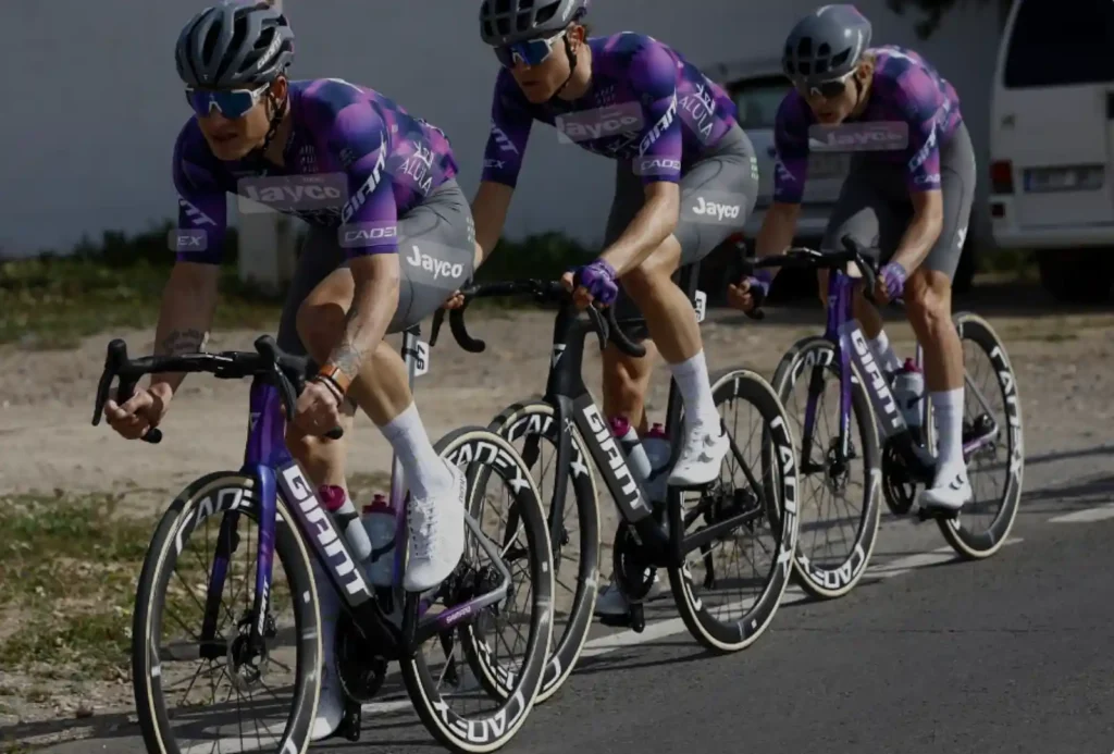 제이코 알울라 팀 선수들이 자이언트 TCR 로드바이크를 타고 레이스 중인 모습, 프로 레이스 검증