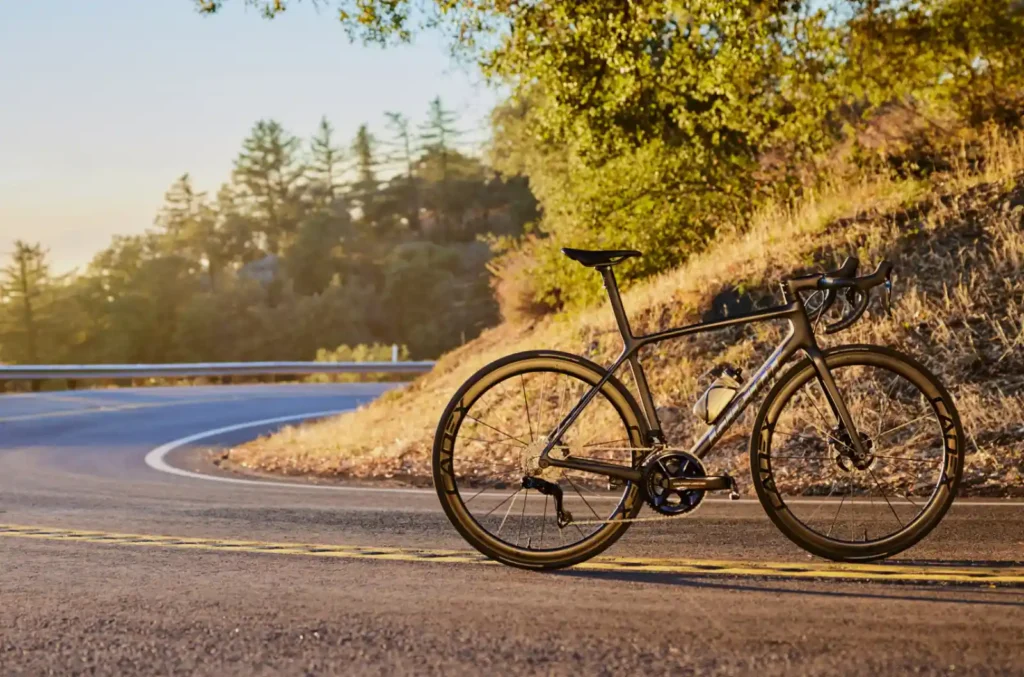 자이언트 TCR Advanced 로드바이크, 구불구불한 오르막 길가에 세워진 모습, 올라운더의 특징 강조