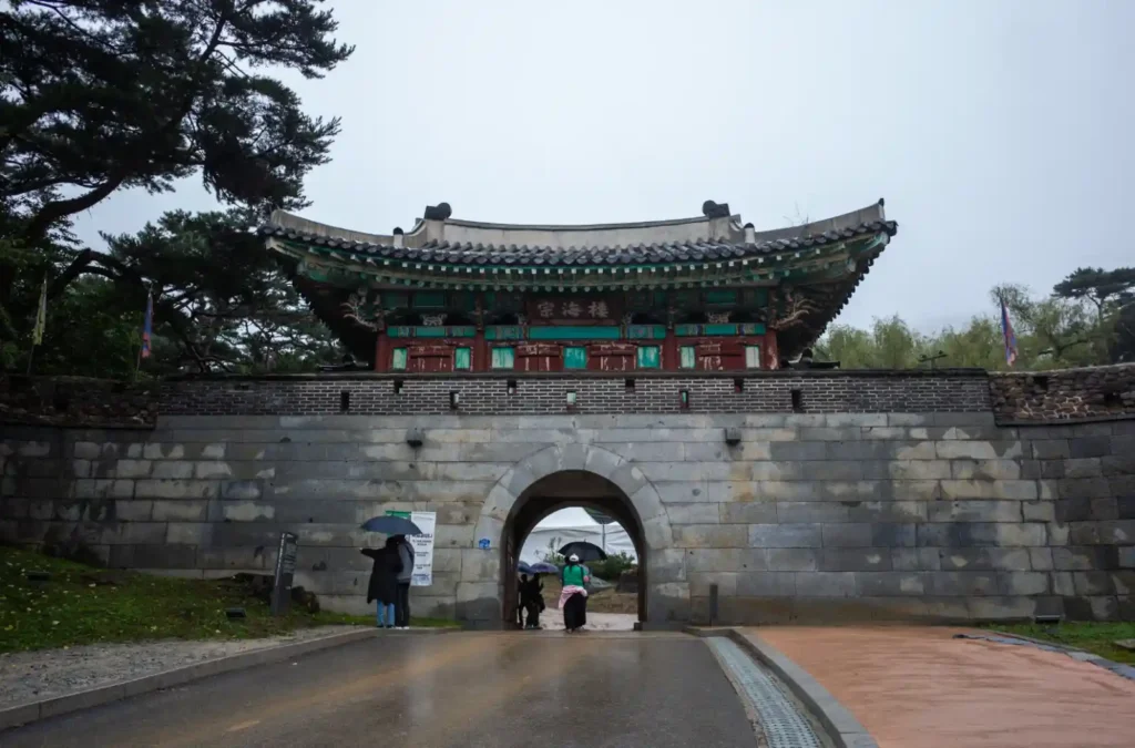리코 GR2로 촬영한 강화도 전등사의 정문인 대조루(정족산성 동문), 돌로 쌓은 홍예문 위 누각과 우산을 쓴 여행객들