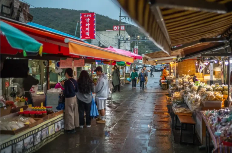 라이카 M10-R로 촬영한 교동도 대룡시장 골목 풍경, 오후 시간의 활기찬 모습과 이북식 강아지떡 가게