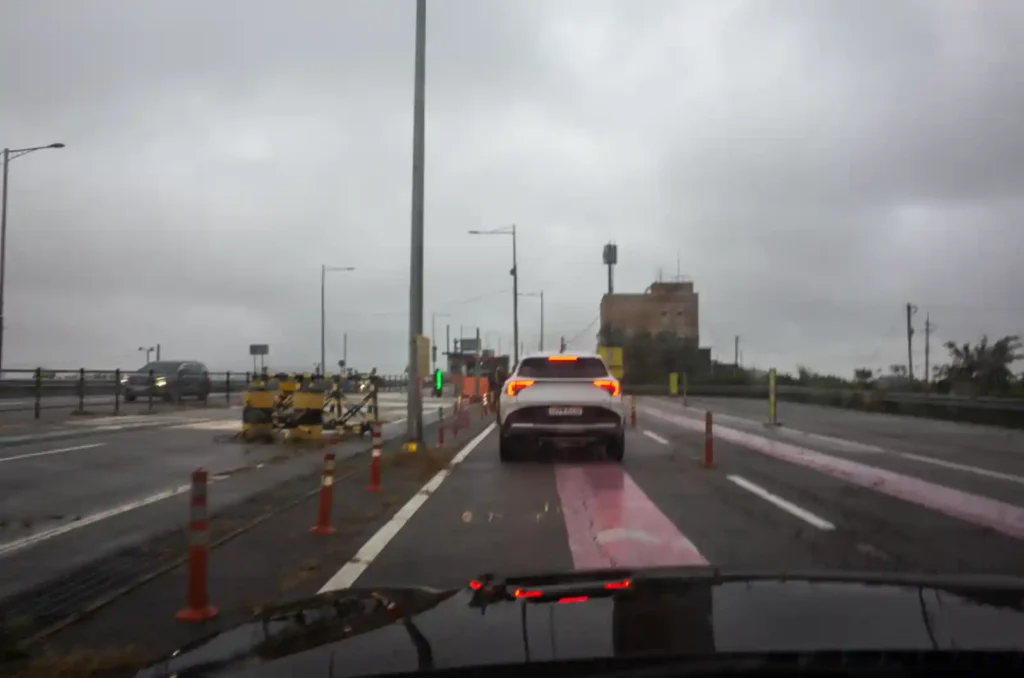 M340i에서 촬영한 교동대교 진입 직전 검문소 풍경, 빗길과 통제 시설이 보이는 사진