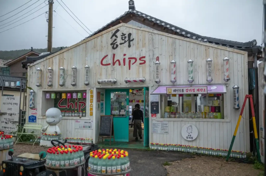 라이카 M10-R로 촬영한 교동도 대룡시장 가는 길의 송화칩스 한옥 스낵 카페 외관, 레트로한 분위기