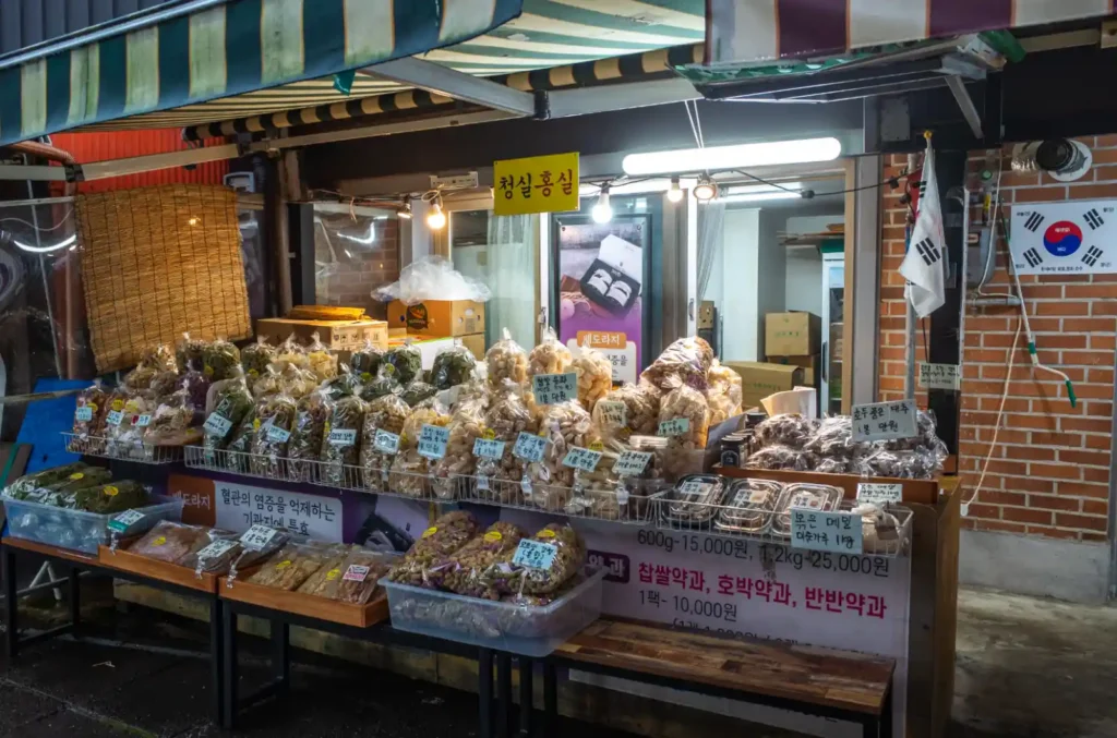 리코 GR2로 촬영한 교동도 대룡시장 정신흥실 약과 가게 풍경, 다양한 종류의 약과와 가격 정보