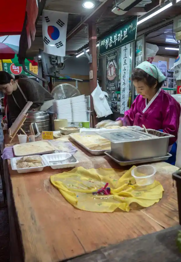 리코 GR2로 촬영한 교동도 대룡시장에서 한복을 입고 찰떡을 빚고 있는 장인의 손길 스냅