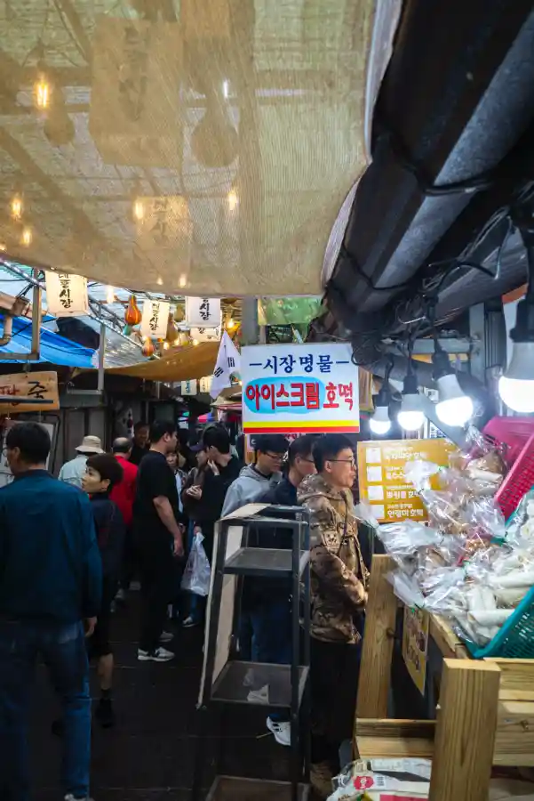 리코 GR2로 포착한 교동도 대룡시장 아이스크림 호떡 가게 앞 줄 서 있는 인파 스냅, 시장 명물 간판과 좁은 골목
