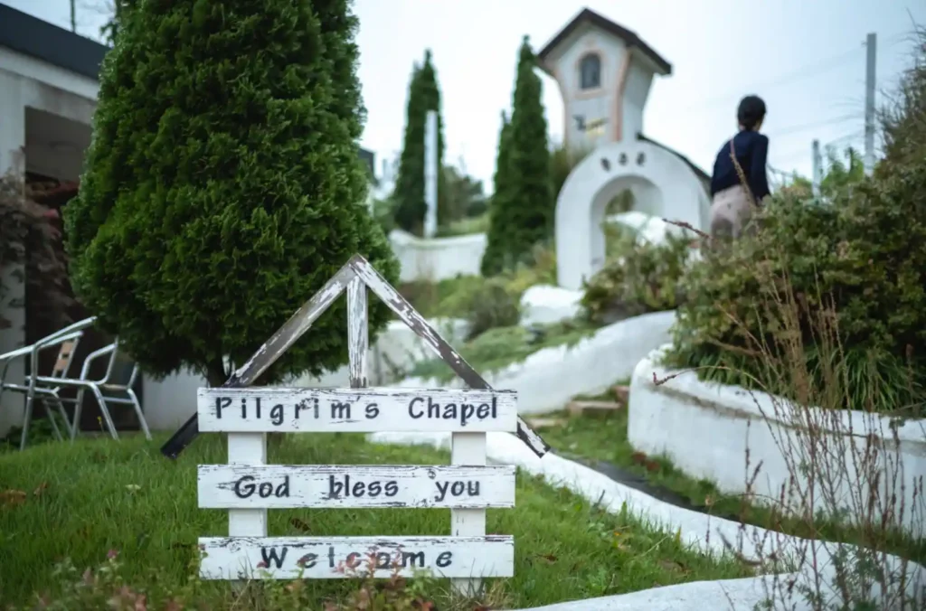 교동도 순례자의 교회 입구의 'Pilgrim's Chapel' 환영 안내판과 아웃포커싱된 교회 건물