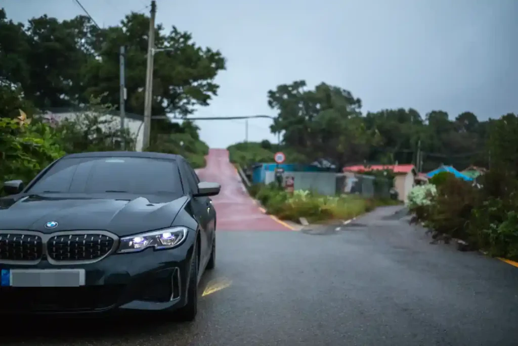 교동도의 좁은 시골길에 주차된 M340i 전면부, 드라이브를 마치고 출발하는 순간