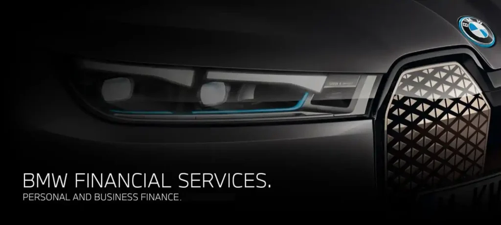 BMW 파이낸셜 서비스 로고와 문구. BMW 차량의 헤드라이트와 키드니 그릴 일부가 강조된 어두운 배경 이미지.