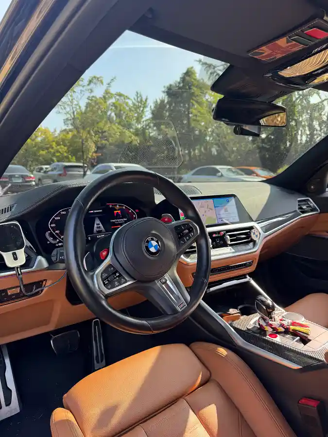 BMW M340i 차량 실내 운전석 시점 사진. 꼬냑 색상 시트와 M 스포츠 핸들, 디지털 계기판이 보임. M340i 오너의 진솔한 조언.