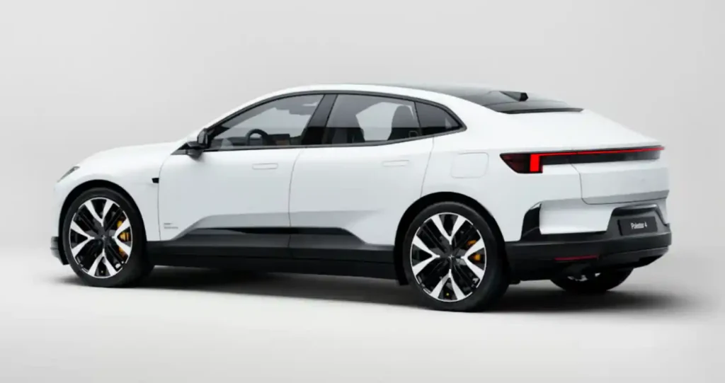 흰색 스튜디오 배경에서 촬영한 폴스타 4 롱레인지 듀얼모터 모델의 측후면 모습.