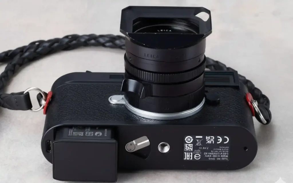 라이카 M11 하단부 클로즈업, 분리형 하판 없이 배터리 삽입구와 USB-C 포트가 노출된 디자인. M11 디지털 혁신.