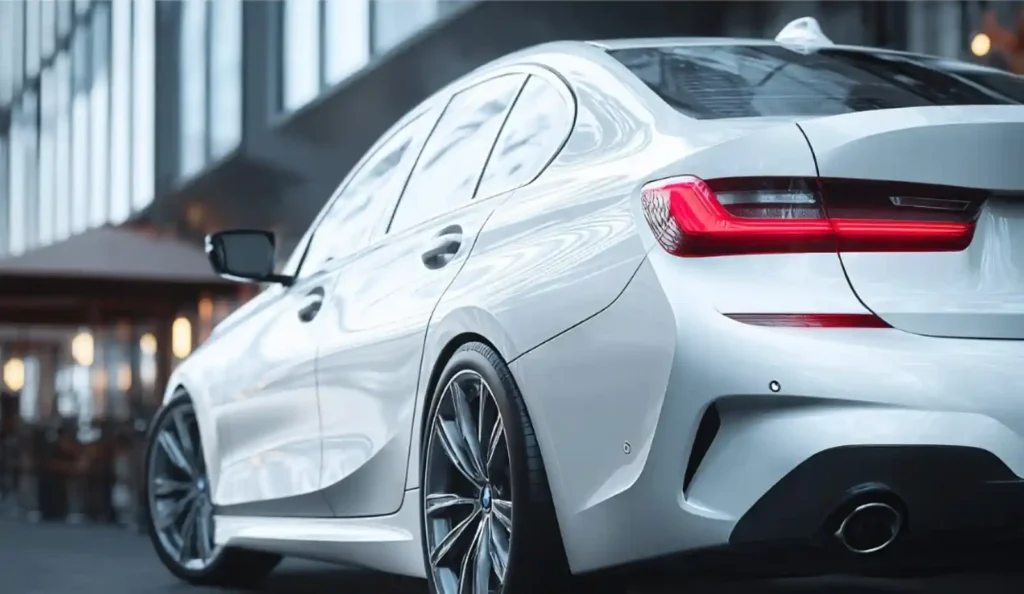 화이트 색상의 BMW M340i 차량 후면 디테일 사진. M340i 오너로서 전기차 배터리 선택을 고민하는 포스팅에서 내연기관의 감성을 상징하는 이미지.